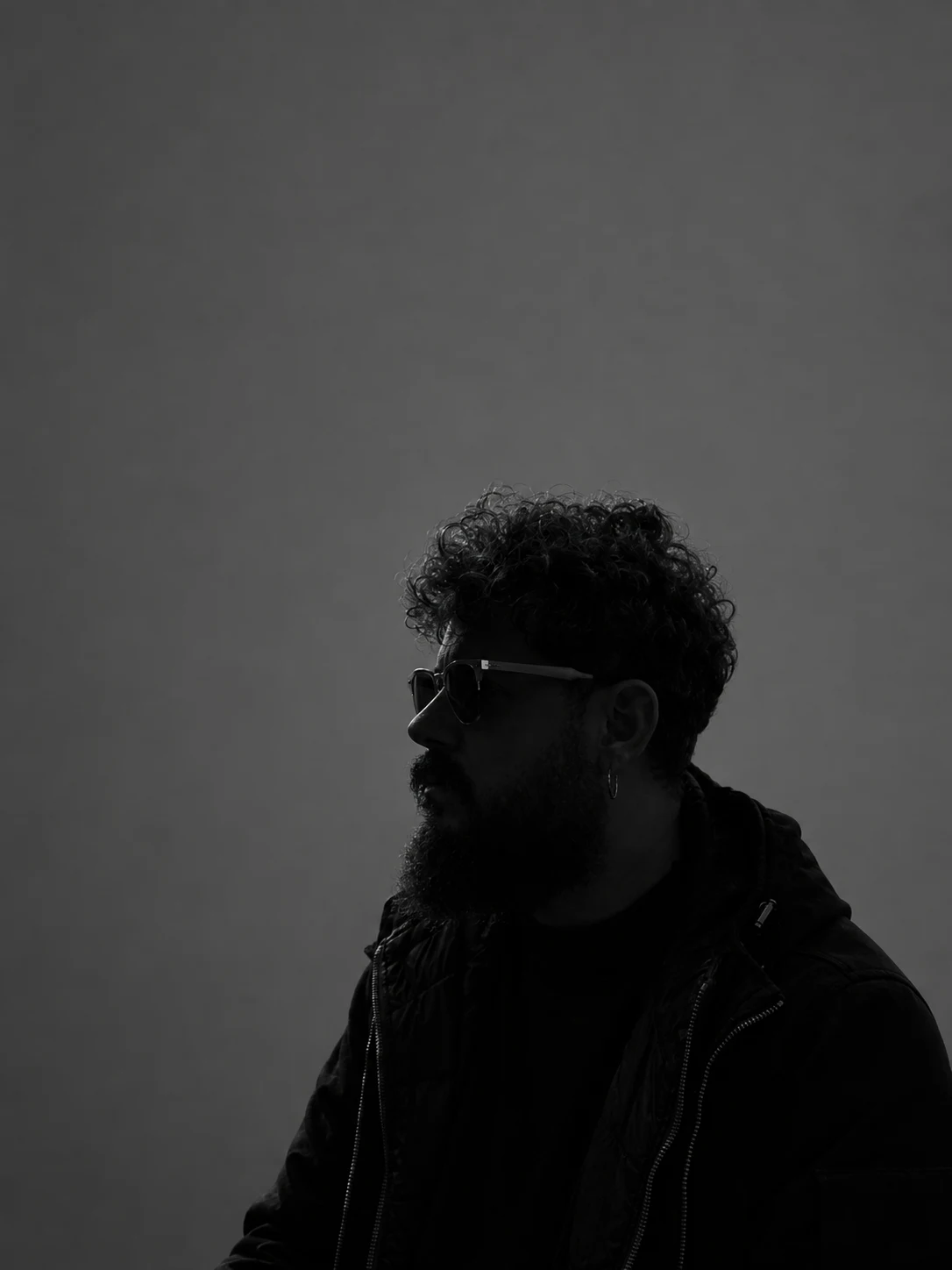 Silhueta de AquinoBeat, de perfil, em fotografia preto e branco